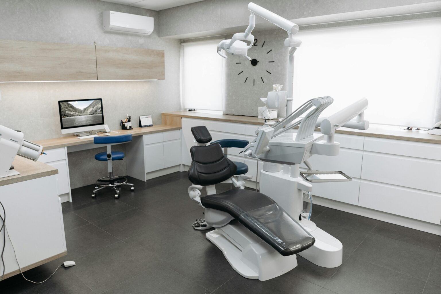 Acasa A modern dental clinic interior featuring a dental chair and equipment with a minimalist design.